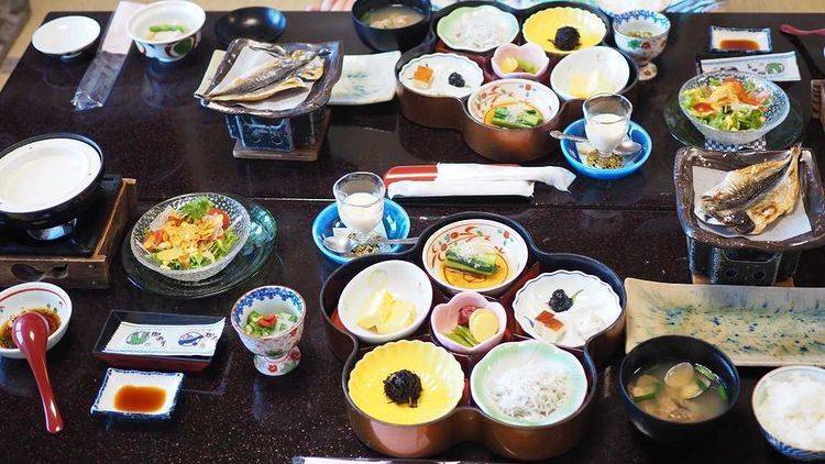 地元の海山の幸が満載
お部屋で味わう朝食
 / 2