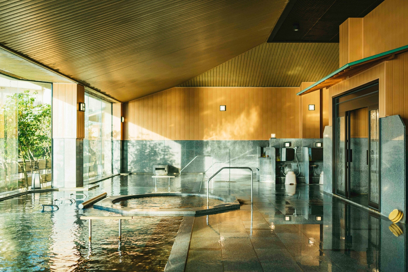 七尾湾に沈む夕日に心奪われる絶景旅館3927064