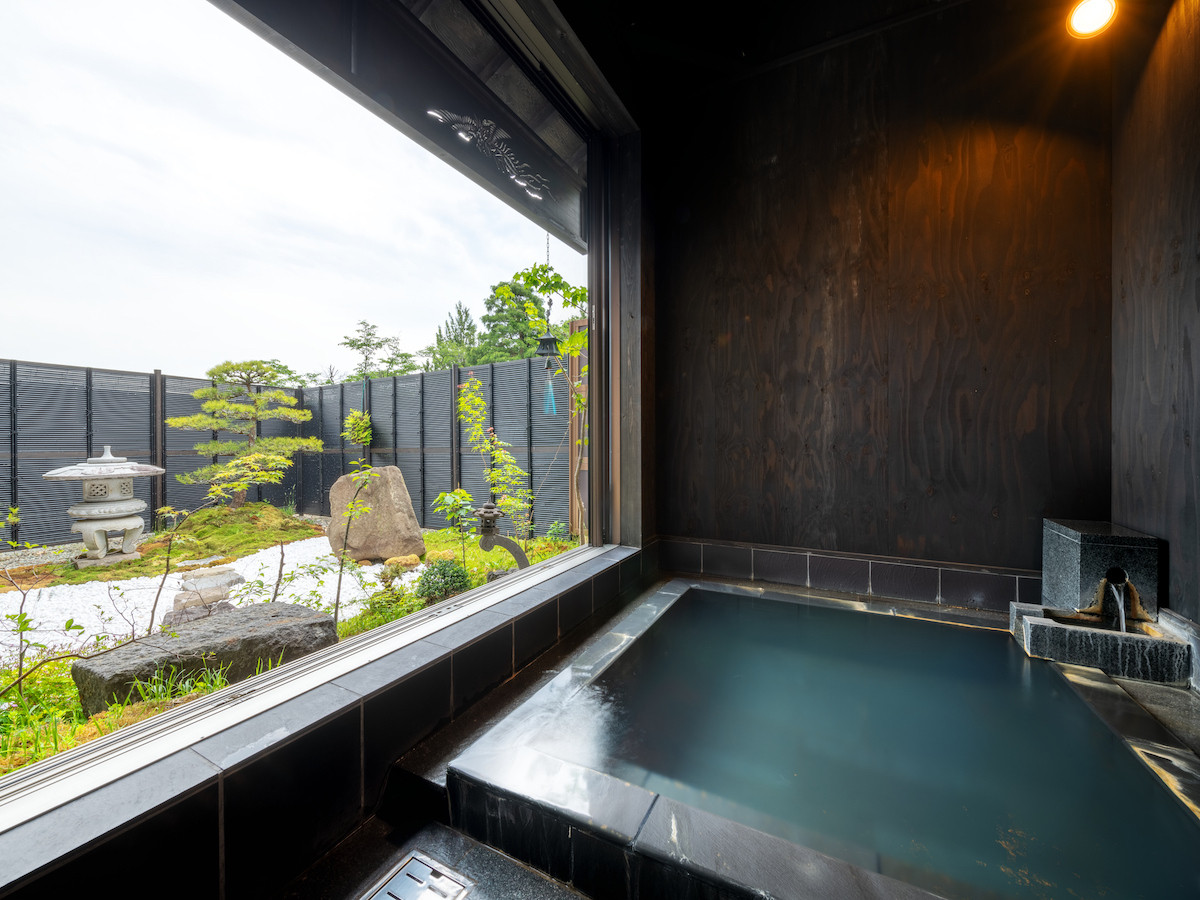 貸し切りのお宿で、一人の優雅な時間を過ごす3966538