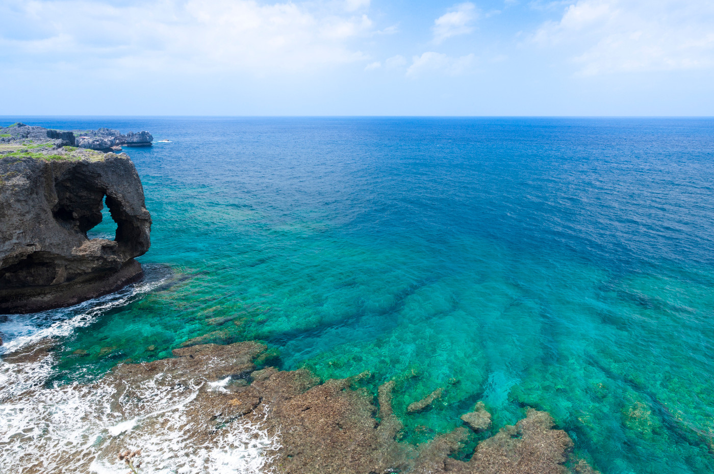 沖縄万座毛から望むエメラルドグリーンの海