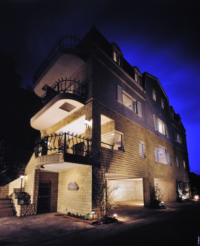 施設の正面 (日没後)