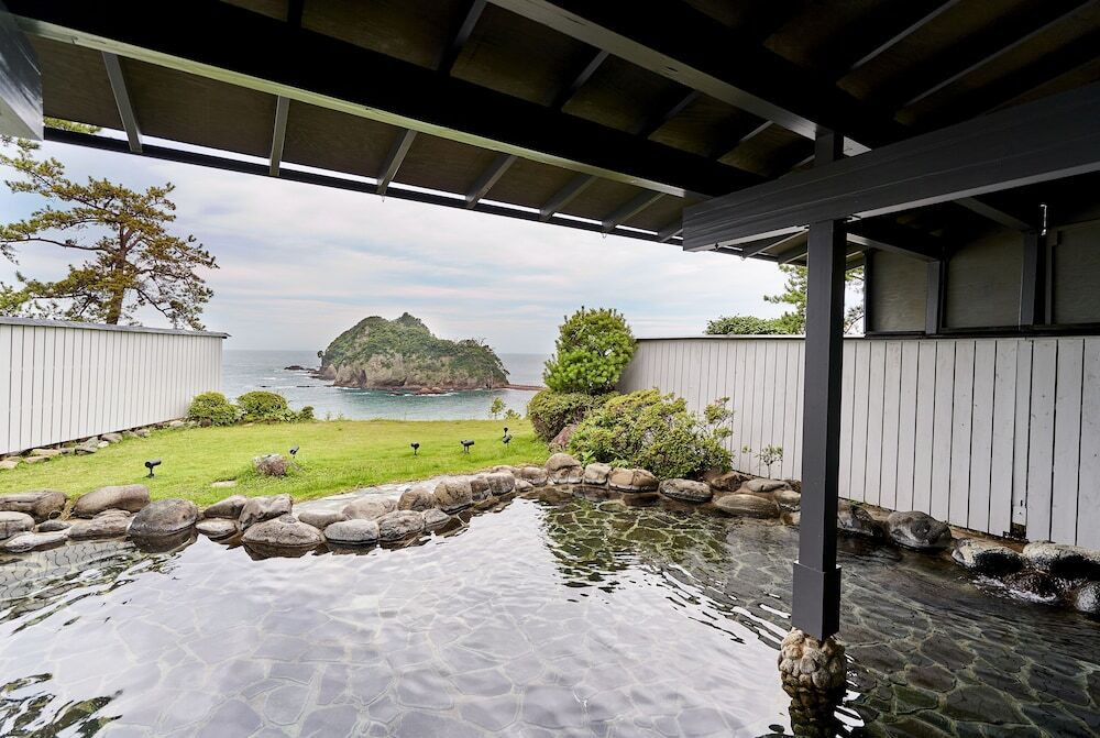 堂ヶ島のシンボル「三四郎島」を眼下に望む絶景宿3407437