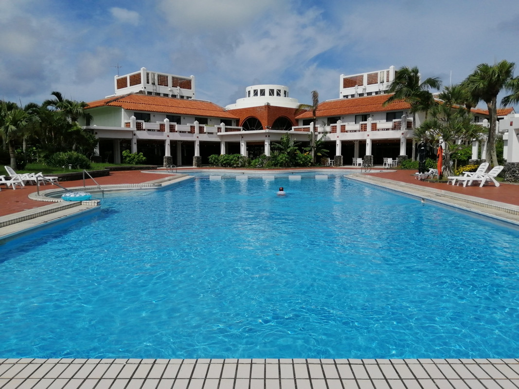 ホテル外観とプール