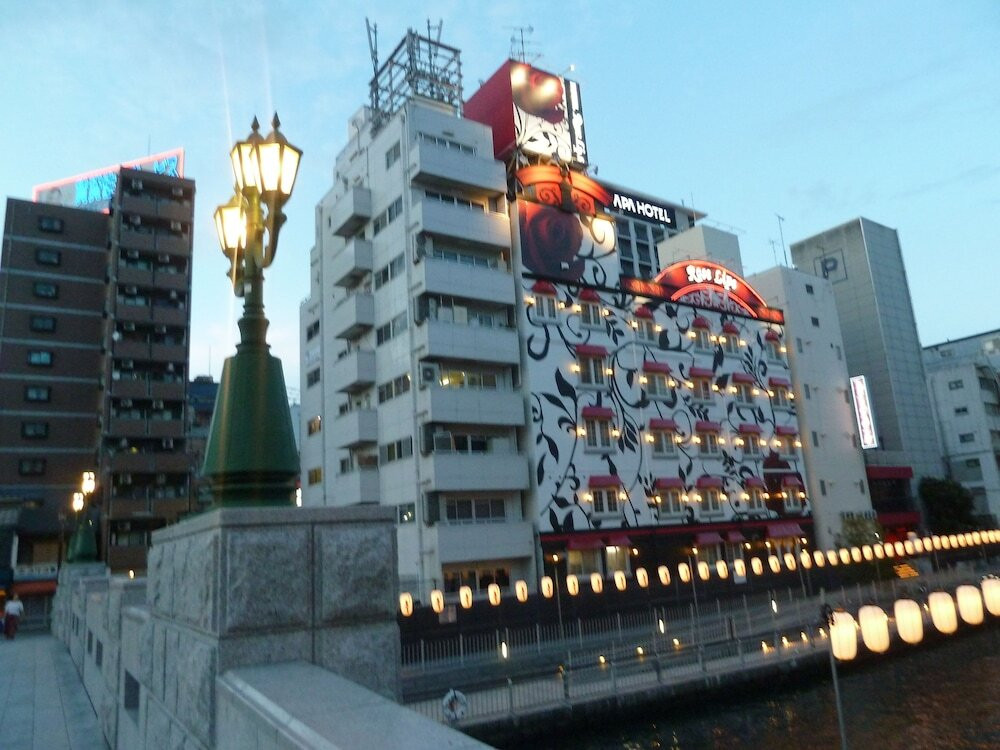 施設の正面 (日没後)