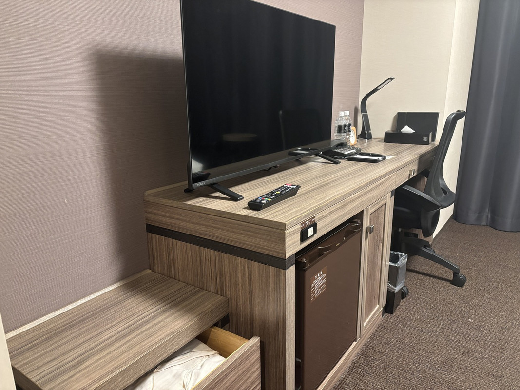テレビ、デスク