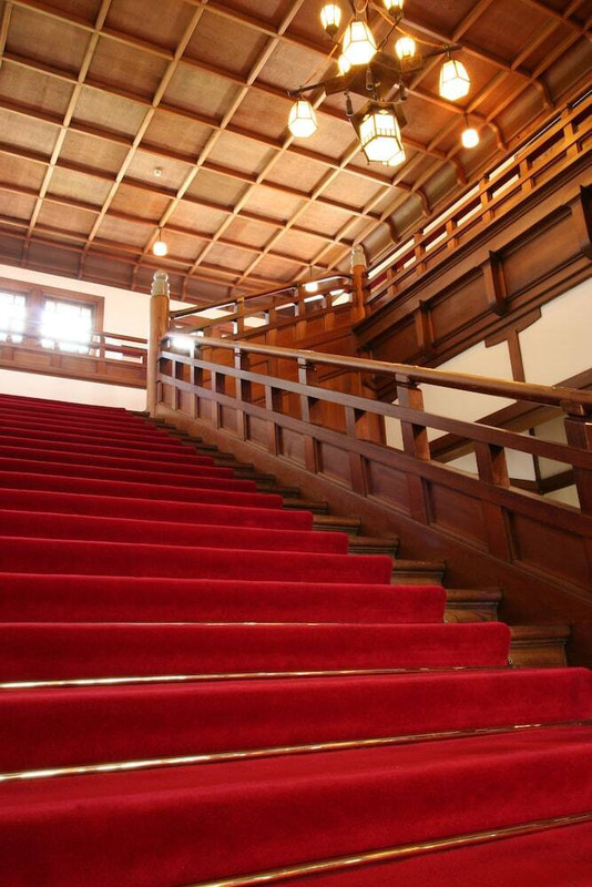 吹き抜けの階段