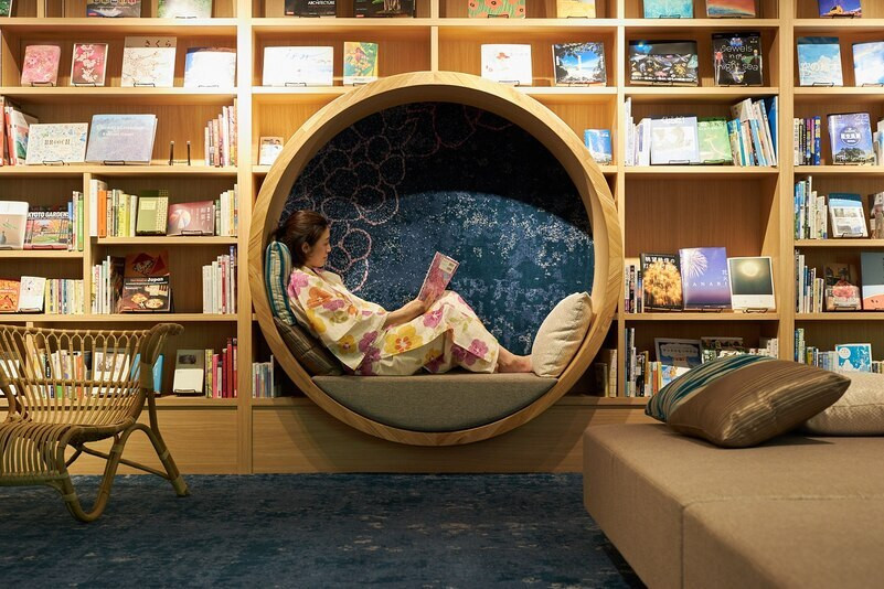 読書タイムで心に潤いを「ライブラリーラウンジ」3515100