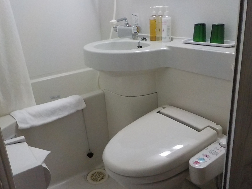 ユニットタイプの浴室・洗面・トイレ。やや広めになっています。