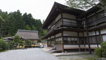 施設の正面 (日没後) / 1