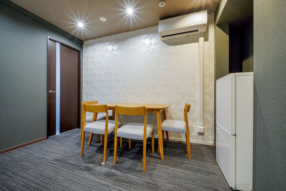 客室内のダイニングエリア