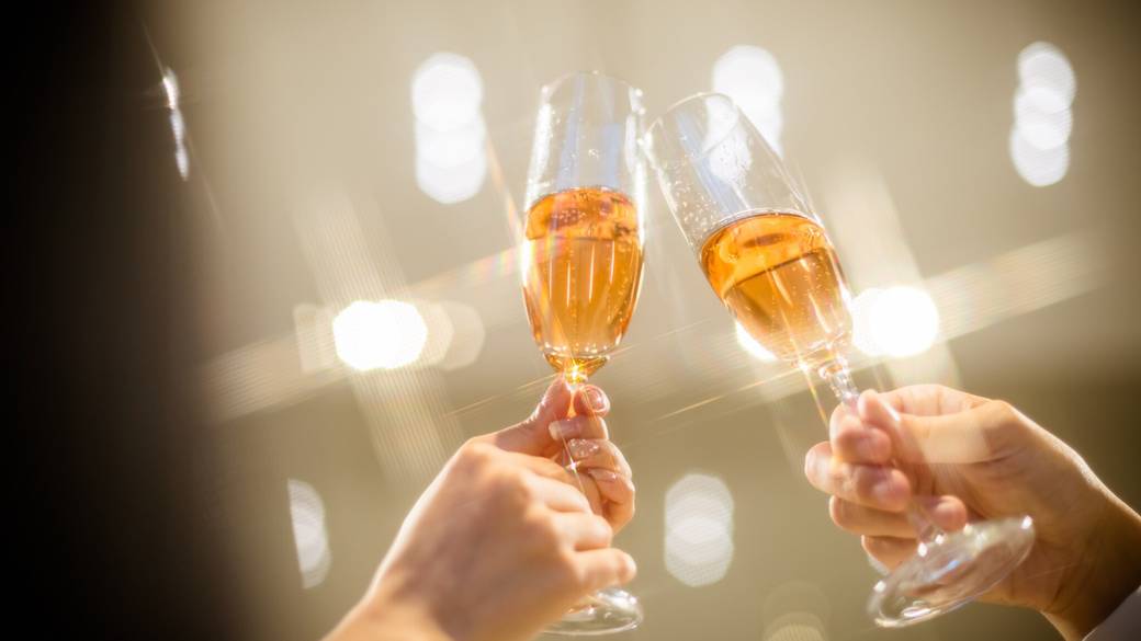 シャンパンを頼んで
リッチな夜に乾杯 / 1