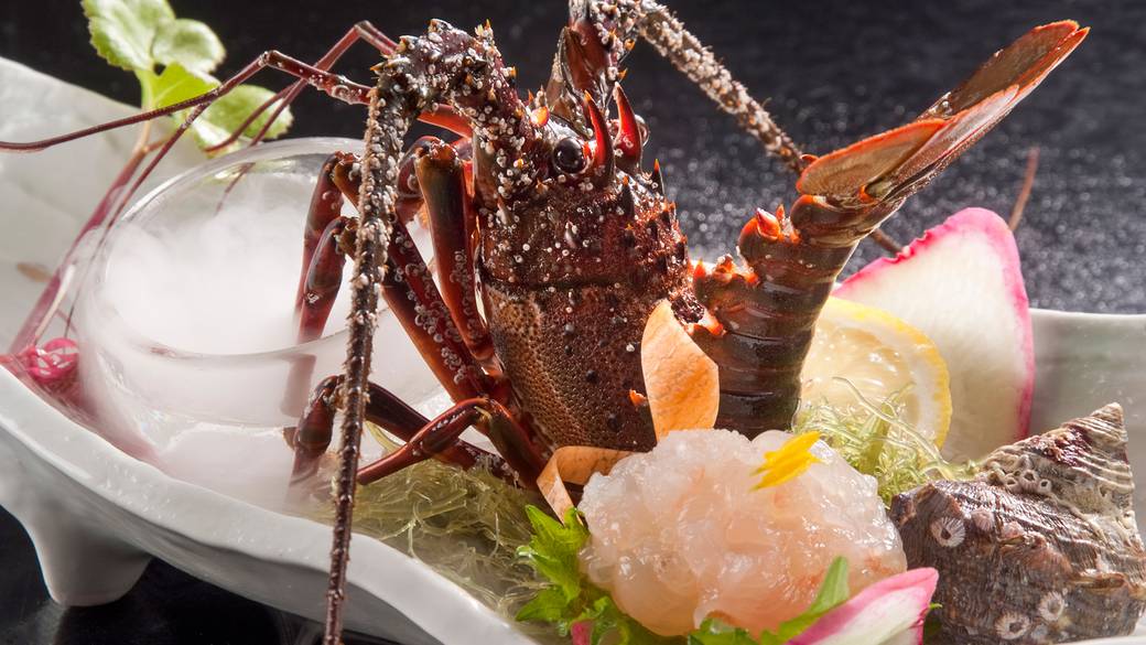 伊勢海老にアワビ！
豪華な海の幸の夕食 / 2