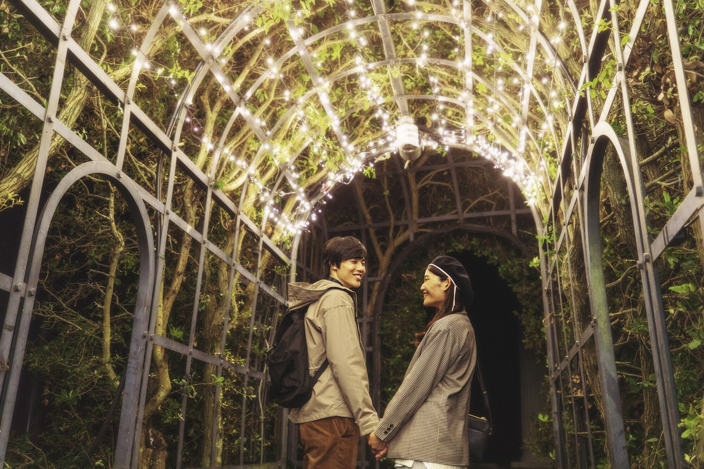 光に囲まれるときめきの空間「永遠(とわ)のアーチ」と「光の並木道」1954772