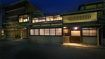 施設の正面 (日没後) / 2