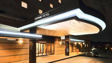 施設の正面 (日没後) / 1