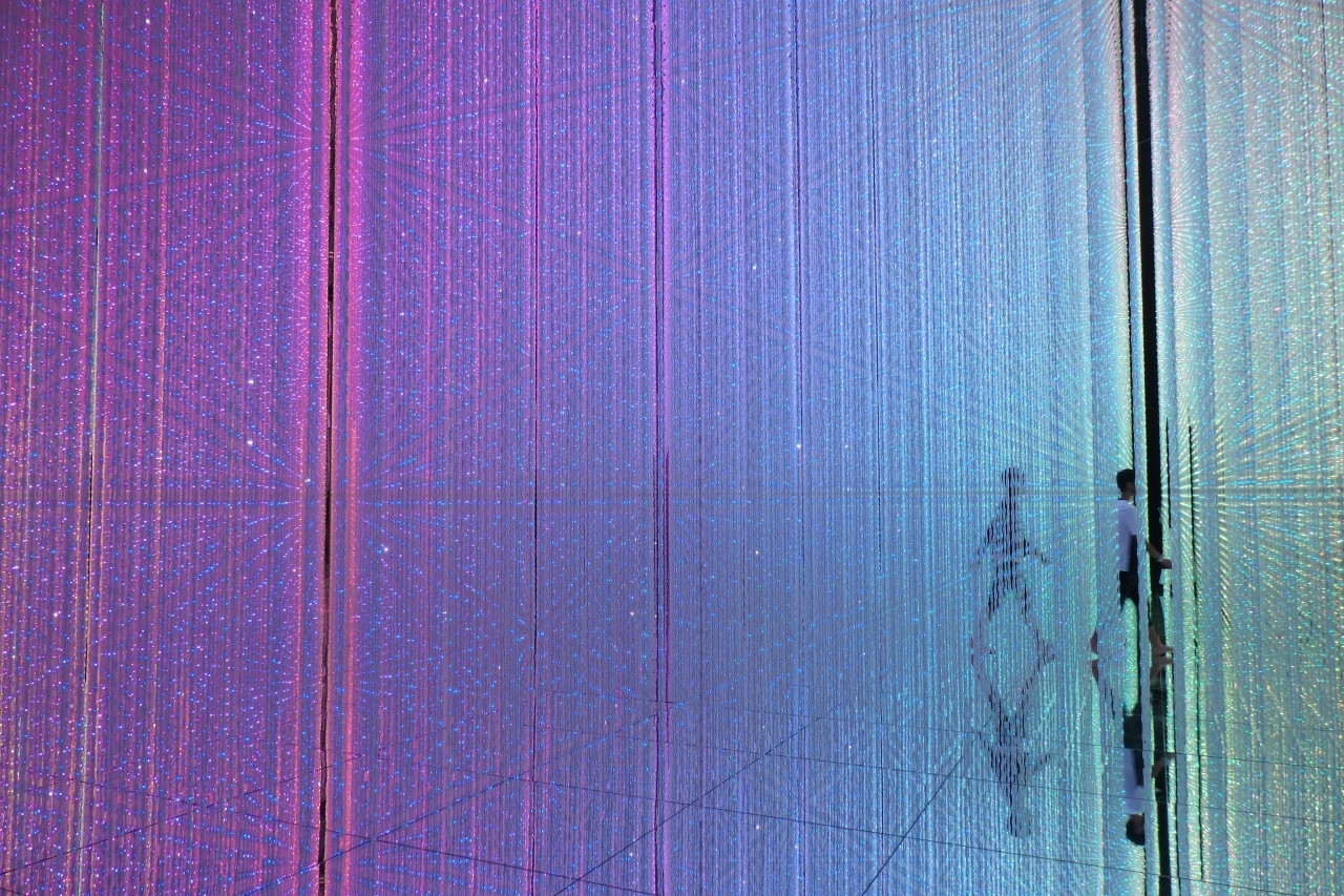 宇宙のような異世界へ...裸足で鑑賞するアート3688394