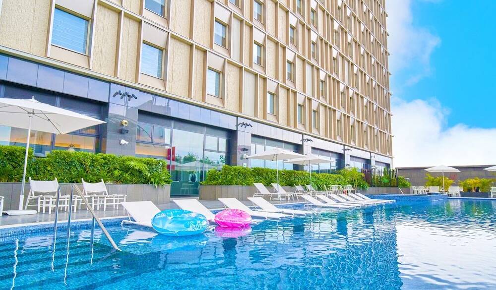 夏季限定でオープンのプール / 1