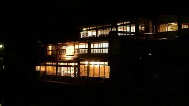 施設の正面 (日没後) / 1