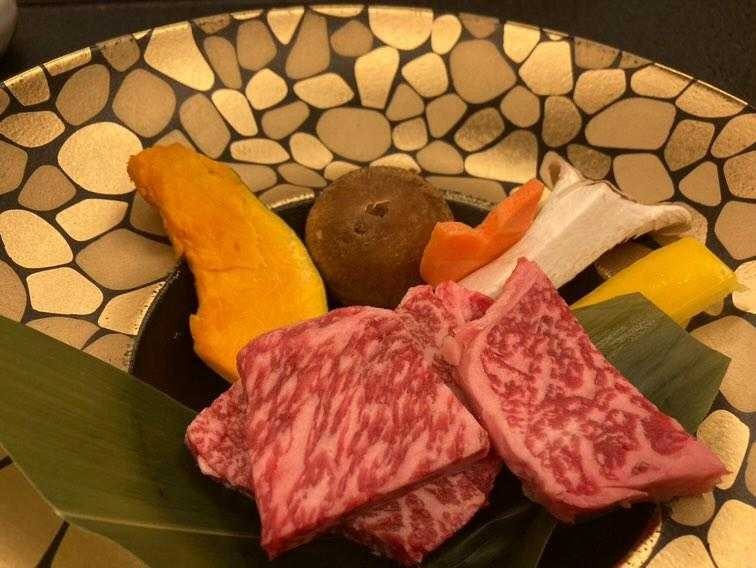 せっかくだしと信州牛の鉄板焼きをアップグレード。大正解でした。爽やかな脂の甘みがあるのにさっぱりしている…。なぜだ…。わさびで頂きました。わさびもうまい…。 / 2