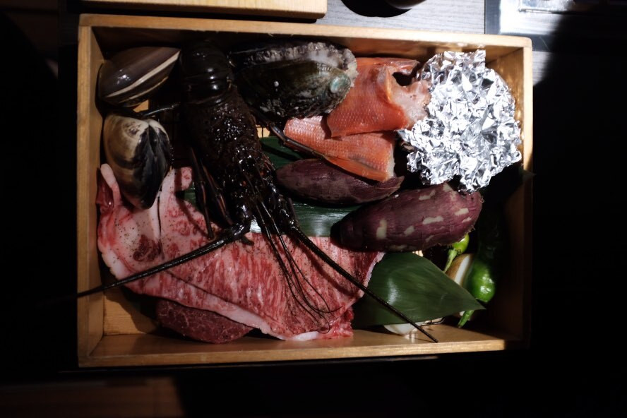 お部屋のダイニングで楽しむ、お刺身＆BBQコースの一例。房総の高級食材をたっぷり味わえる。ドリンクや追加注文は、客室内のタブレットで簡単に◎ / 1