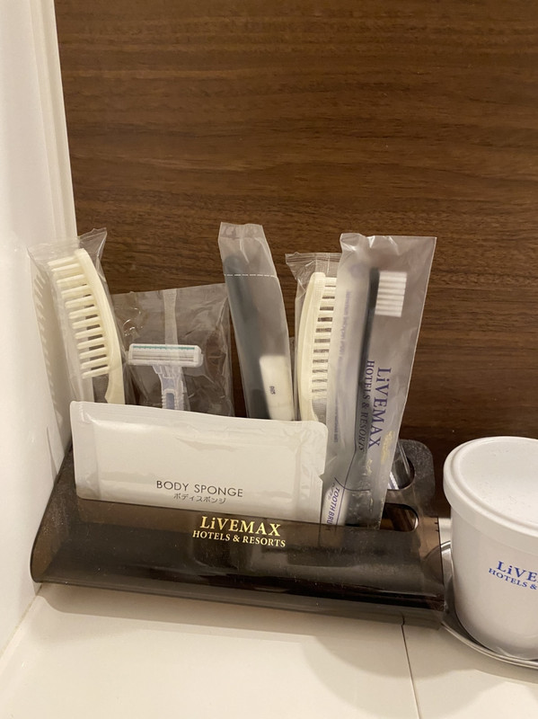 歯ブラシとクシ2本。。。