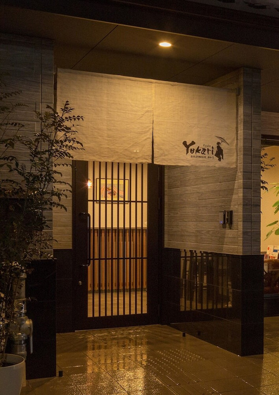 施設の正面 (日没後)