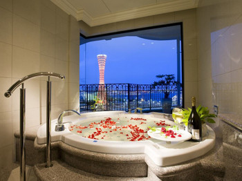 Stay at a hotel with a view bathroom and have a memorable anniversary 3356990