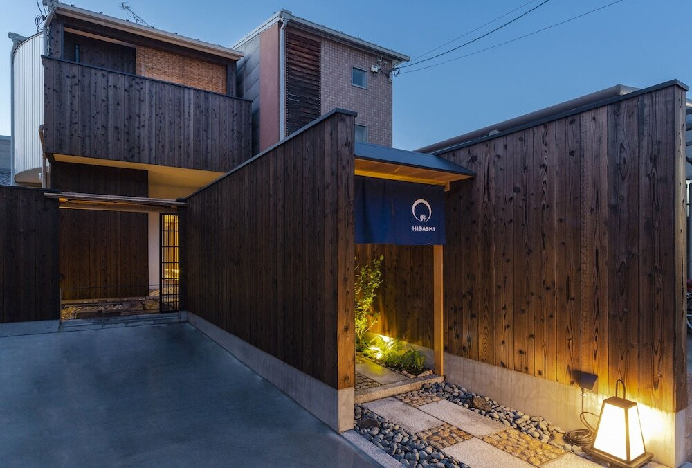 施設の正面 (日没後)