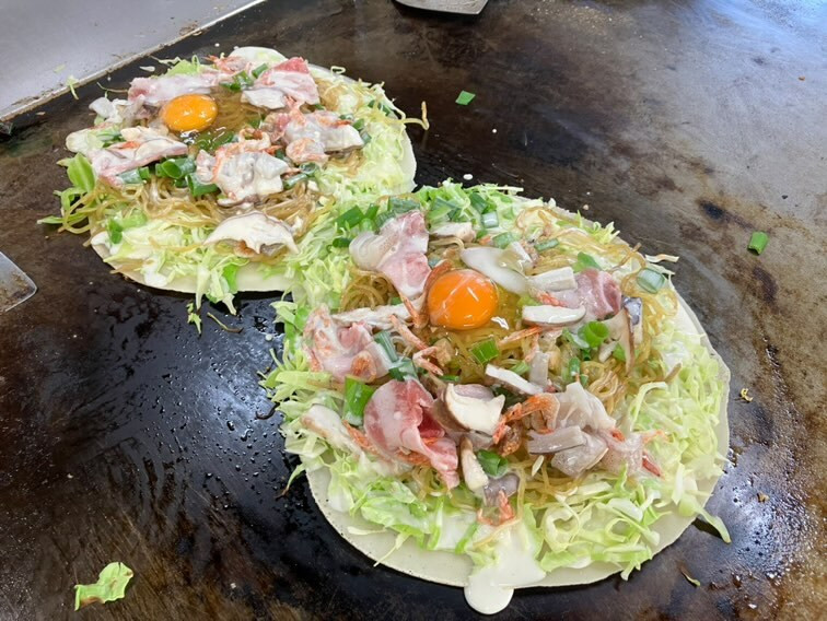 麺入りのお好み焼き「しぐれ焼き」や、自家製の「生もつ炒め」等の鉄板料理を楽しめる「お好み食堂 伊東」。昭和レトロで温かい雰囲気も魅力。アクセスは「富士山本宮浅間大社」から車で5分程 / 3