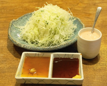 「塩梅」料理 1122811 2013.6 キャベツ、梅じそマヨネーズ、トンカツ用のポン酢とソース