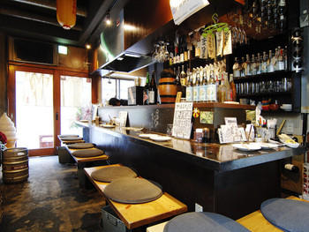 「笑男酒場 や～まん」内観 930158 好きなお酒と美味しい肴を、ひとり気ままにカウンターで楽しむ