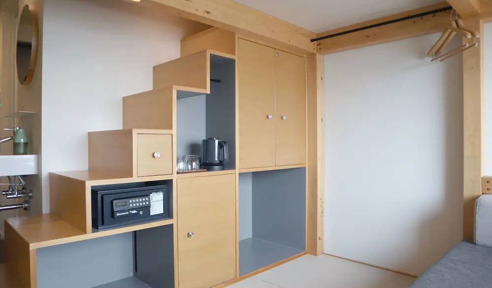 和情緒感じる「箱階段」も実は機能的。スーツケースをまるっと収納できたり、着替えや小物をしまうこともできて、スペースが有効活用されています。