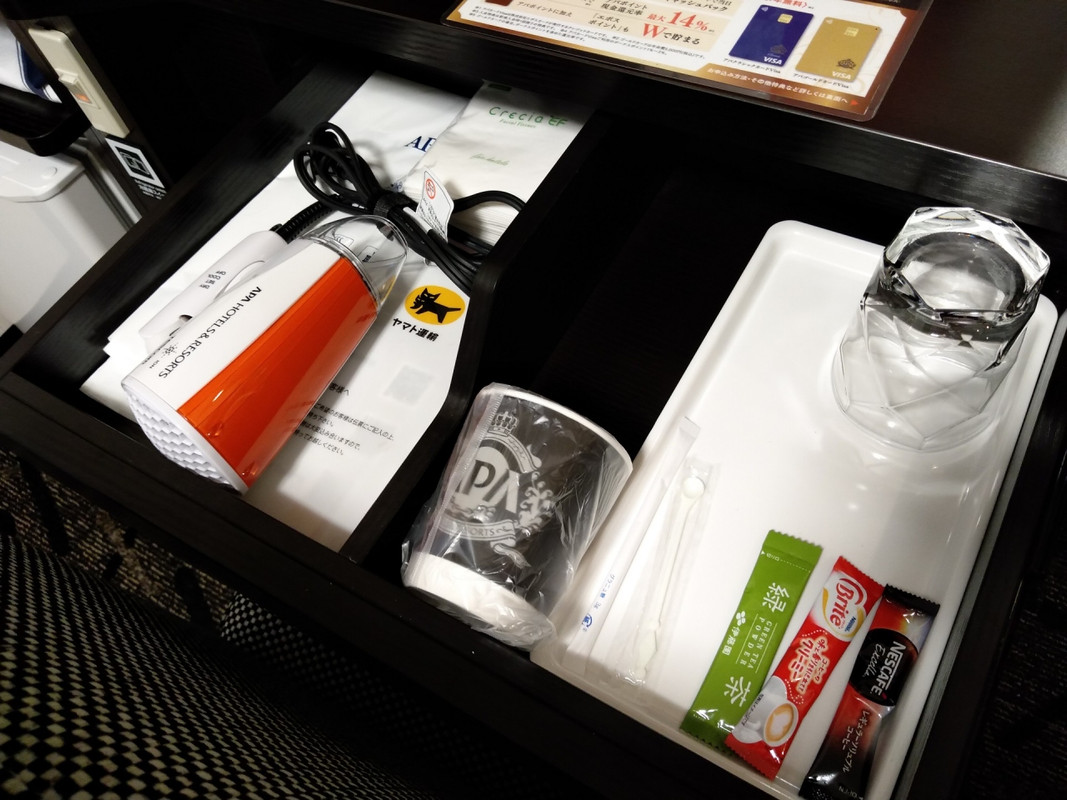 インスタントのお茶やコーヒーが用意されている