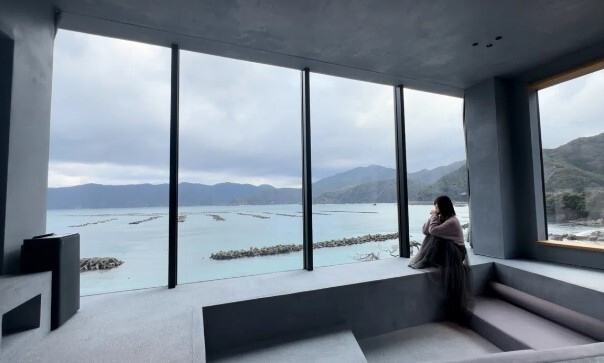 離れの客室は、元大浴場の建物をリノベーションしたユニークなデザイン。湯船を活用した凹凸の空間が楽しい / 2