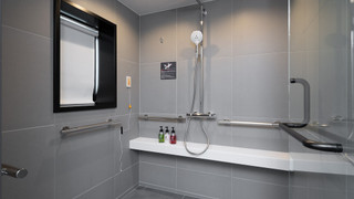 ユニバーサルトリプル (禁煙) シャワーブースのみ