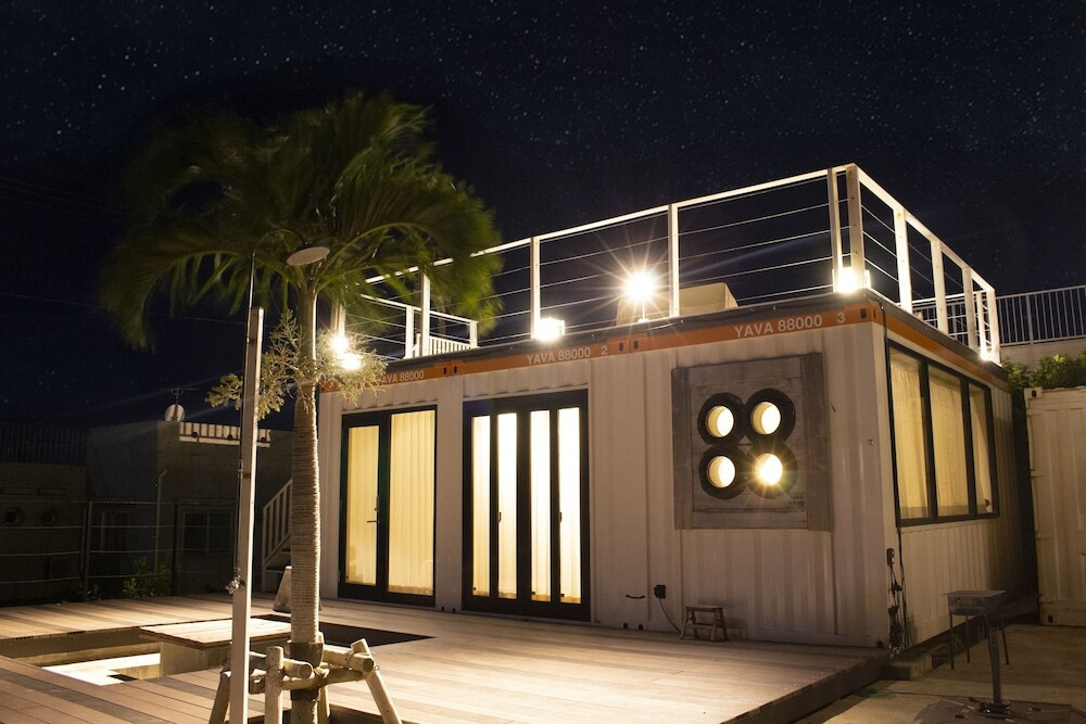 施設の正面 (日没後)