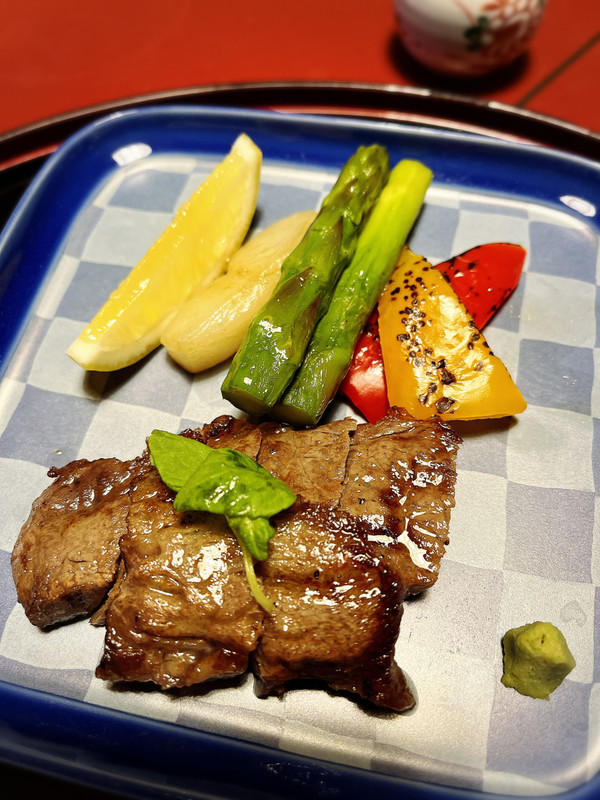 夕食はお部屋で一品づつ運ばれてきます