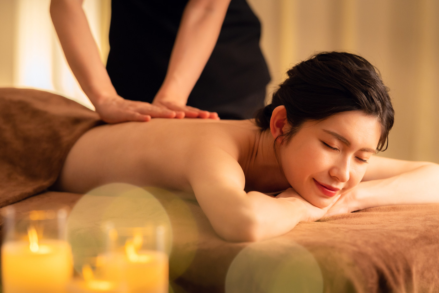 エステサロンでスキンケアをするミドルの女性