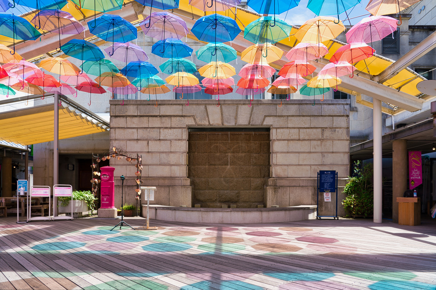 松江市　カラコロ広場の天井を彩る　縁雫（えにしずく）アンブレラスカイ