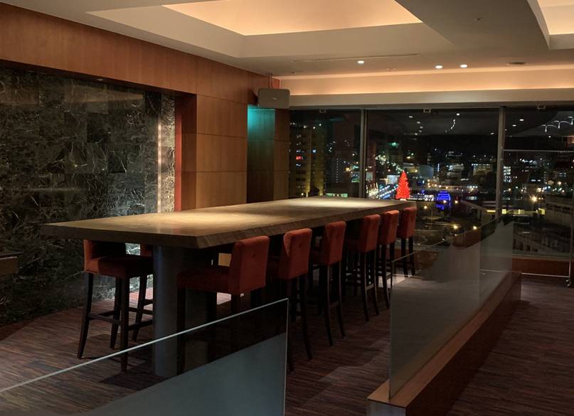 煌めく夜景とともに
バーでお酒を一杯 / 3