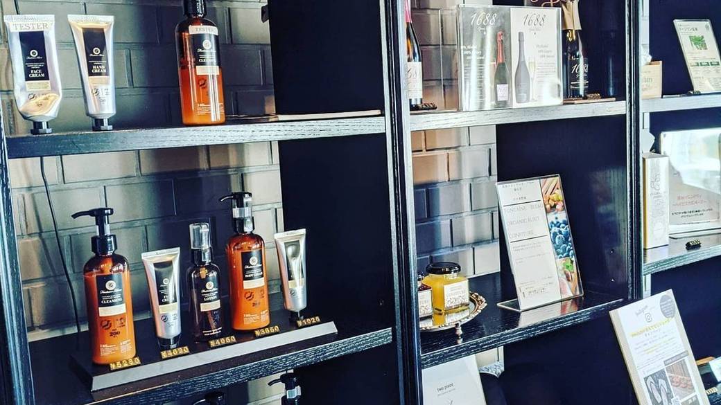 お土産をチェックして
宿にお別れ / 1