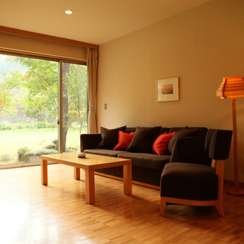 ソファーでリラックス3670680