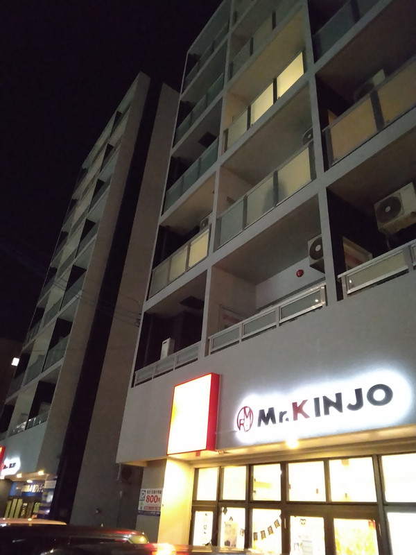 2棟並んで建っています。目の前にはコンビニがあります。