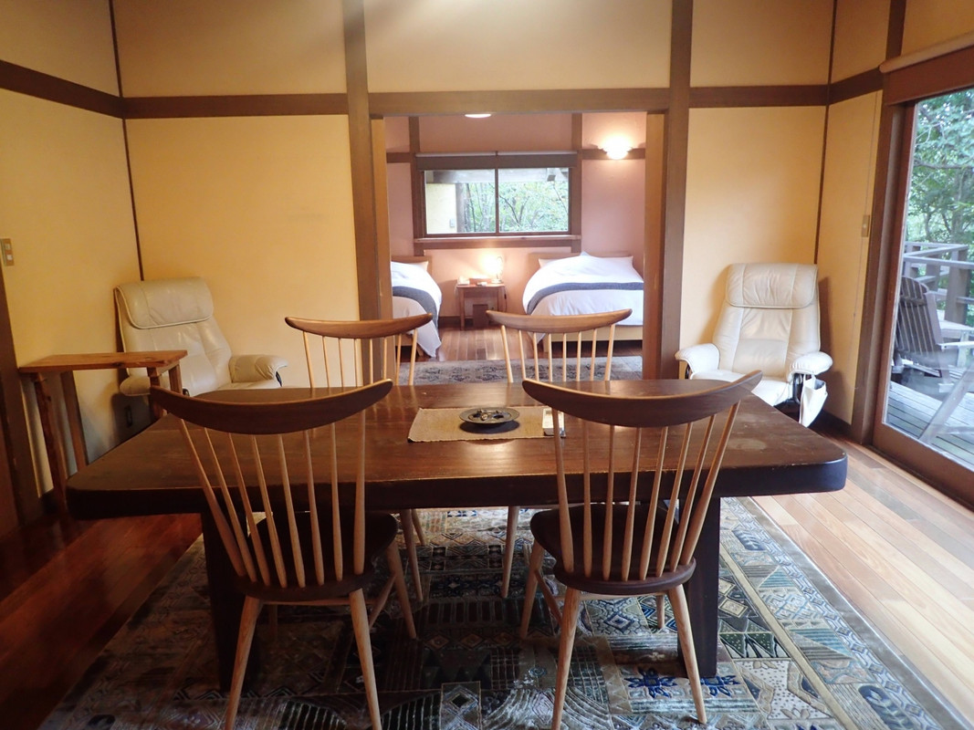 部屋食でした。ベッドはツインです。