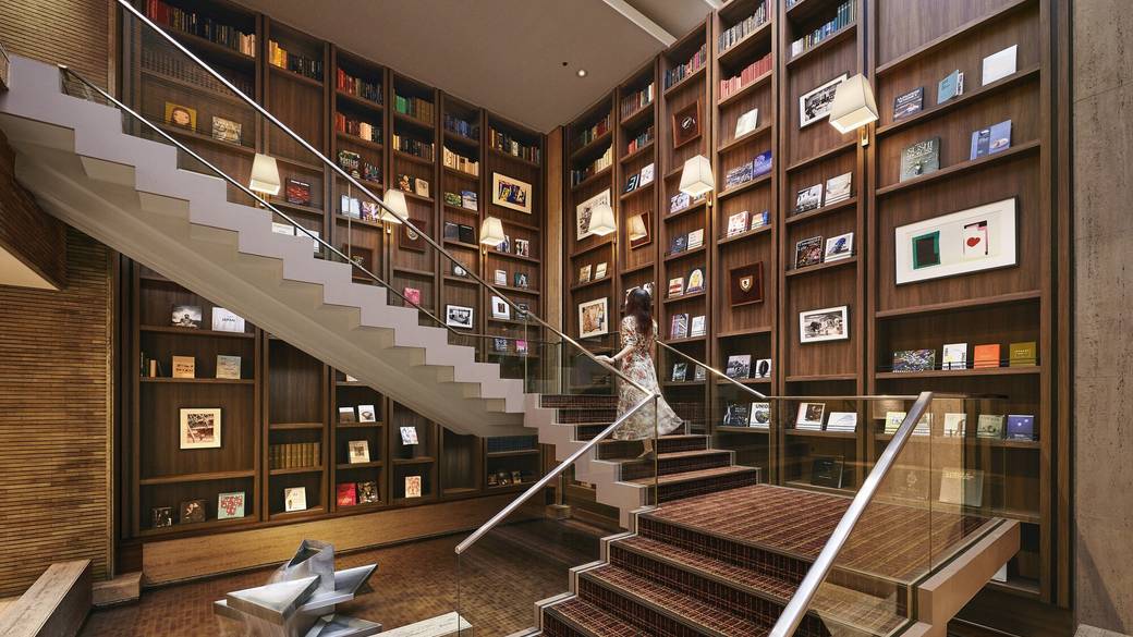 7mの書棚に囲まれた中央大階段 / 2