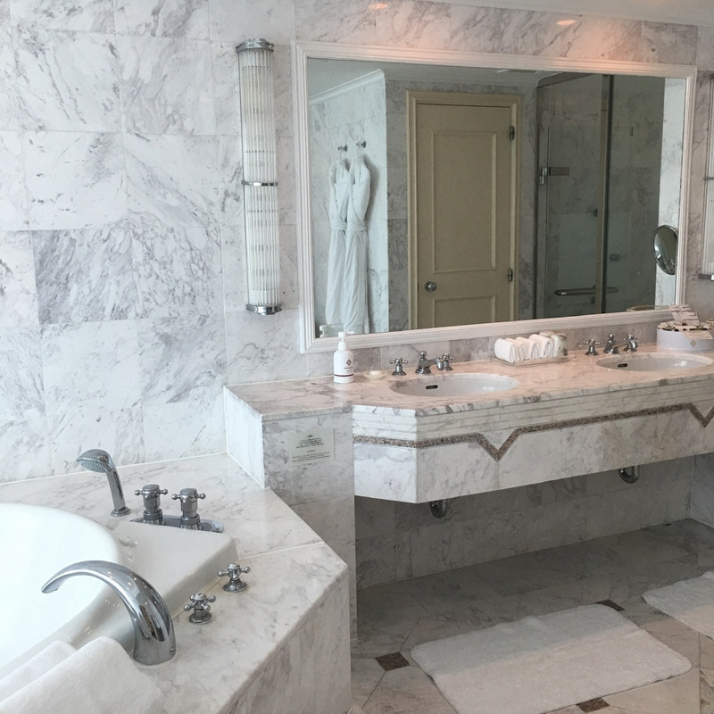 めっちゃゴージャス!お風呂はジャグジーで窓から夜景が見ます