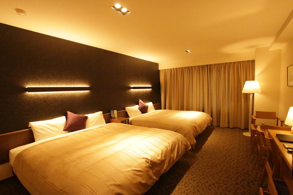 北欧の山小屋のような雰囲気の中で暖炉を囲んで過ごす4288386