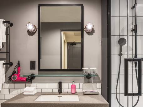 モクシー大阪本町 / 3