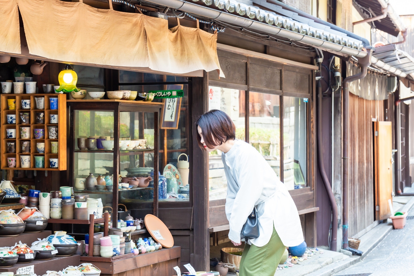 京都清水の産寧坂を観光する女性