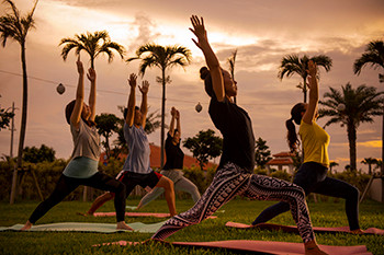 夕日をバックにリラックス♪「サンセットヨガ」4270014